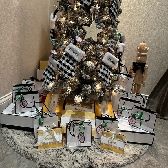 โ๏ธ HOLIDAY GIFTAWAY ALL THINGS LOUIE VUITTON & CHANEL โ๏ธ๐๐
๐ - Picture 2 of 15